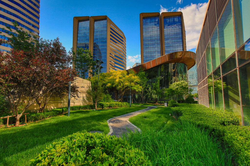 Moderne Gebäude mit integrierten Grünflächen zeigen den Fortschritt in Richtung grünerer, nachhaltiger Städte.